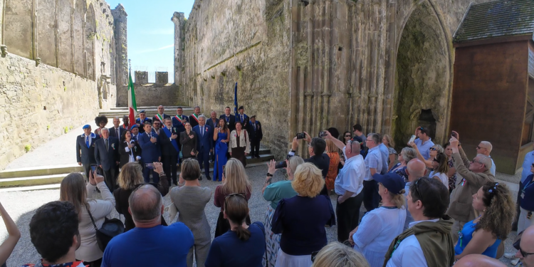 Concetta Pepere interpreta gli inni nazionali di Italia e Irlanda nella storica cornice della Rock of Cashel, davanti a S.E. Nicola Faganello, Ambasciatore d'Italia in Irlanda, al Console Onorario d'Italia a Cork Gabriella Caponi, agli Onorevoli Federica Onori e Simone Billi, alla delegazione italiana e alle autorità irlandesi, in occasione dell'apertura del Cashel Cultural & Business Weekend 2026. Secondo gli organizzatori, è la prima volta che un soprano italiano si esibisce ufficialmente all'interno della Rock of Cashel, regalando al pubblico uno dei momenti più emozionanti dell'intera manifestazione.