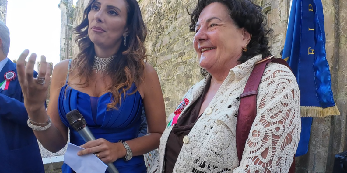 Il soprano Concetta Pepere insieme a Gabriella Caponi, Console Onorario d'Italia a Cork, al termine del Cashel Cultural & Business Weekend 2026. Il Console esprime grande apprezzamento per l'esibizione dell'artista, definendola «un orgoglio per l'Italia» e manifestando l'auspicio di ospitarla presto anche a Cork e Limerick, a conferma del crescente interesse che la grande lirica italiana sta suscitando in Irlanda.