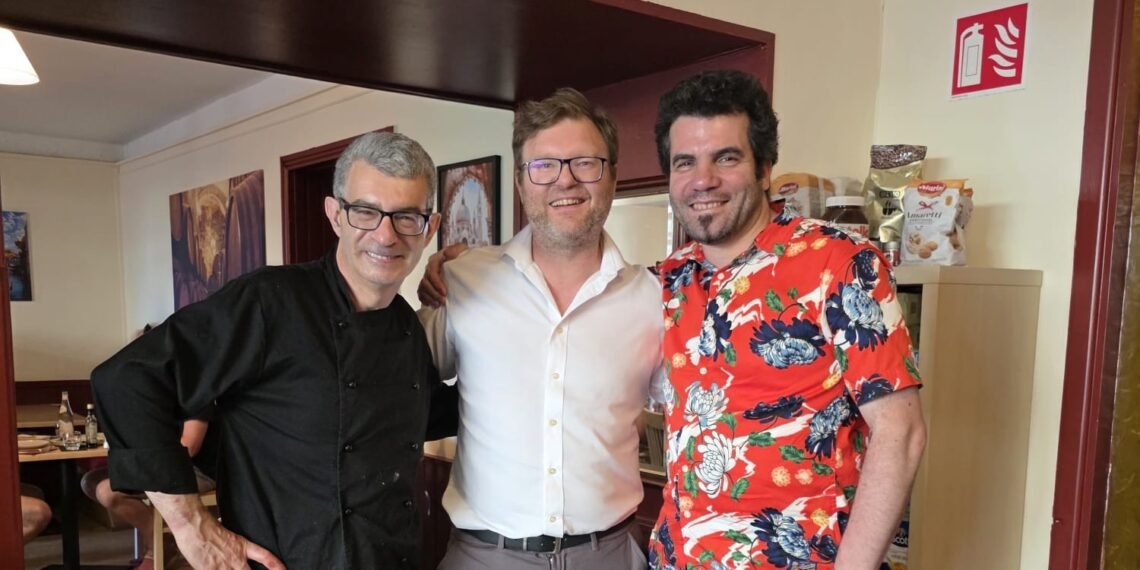 Da sinistra: Davide Mazzarella, Ivano Addabbo e Alberto Frongia si riabbracciano a Cashel dopo anni. Un incontro che celebra l'amicizia, il percorso condiviso nel ristorante iMonelli di Dublino e il successo dell'imprenditoria italiana in Irlanda.