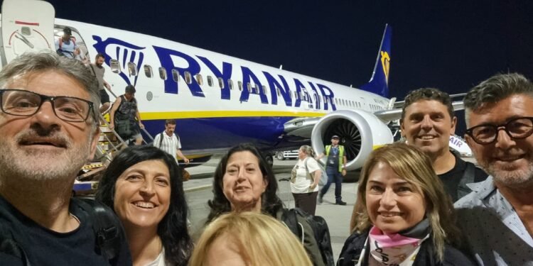 La delegazione italiana è appena atterrata all' Aeroporto di Dublino, pronta a raggiungere Cashel per partecipare al Cashel Cultural & Business Weekend 2026. Sindaci, amministratori locali e rappresentanti del mondo associativo iniziano così una missione istituzionale dedicata al rafforzamento dei rapporti di amicizia, cooperazione e sviluppo tra Italia e Irlanda.