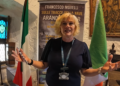 Elaine Moriarty, direttrice della Rock of Cashel, accoglie la delegazione italiana in occasione del Cashel Cultural & Business Weekend 2026. Nel sottolineare il valore storico dell'evento, esprime grande apprezzamento per l'esibizione del soprano Concetta Pepere, evidenziando come sia la prima volta che un soprano italiano si esibisce alla Rock of Cashel, interpretando anche l'inno nazionale irlandese in lingua gaelica, un gesto che conquista il pubblico e le autorità presenti.