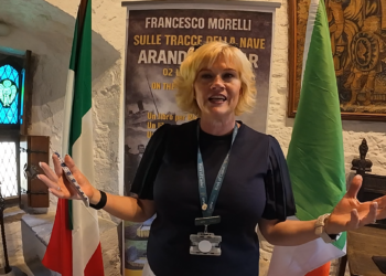 Elaine Moriarty, direttrice della Rock of Cashel, accoglie la delegazione italiana in occasione del Cashel Cultural & Business Weekend 2026. Nel sottolineare il valore storico dell'evento, esprime grande apprezzamento per l'esibizione del soprano Concetta Pepere, evidenziando come sia la prima volta che un soprano italiano si esibisce alla Rock of Cashel, interpretando anche l'inno nazionale irlandese in lingua gaelica, un gesto che conquista il pubblico e le autorità presenti.