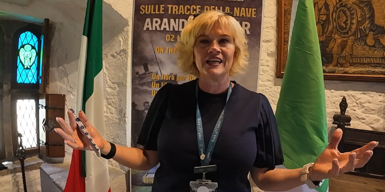 Elaine Moriarty, direttrice della Rock of Cashel, accoglie la delegazione italiana in occasione del Cashel Cultural & Business Weekend 2026. Nel sottolineare il valore storico dell'evento, esprime grande apprezzamento per l'esibizione del soprano Concetta Pepere, evidenziando come sia la prima volta che un soprano italiano si esibisce alla Rock of Cashel, interpretando anche l'inno nazionale irlandese in lingua gaelica, un gesto che conquista il pubblico e le autorità presenti.
