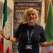 Elaine Moriarty, direttrice della Rock of Cashel, accoglie la delegazione italiana in occasione del Cashel Cultural & Business Weekend 2026. Nel sottolineare il valore storico dell'evento, esprime grande apprezzamento per l'esibizione del soprano Concetta Pepere, evidenziando come sia la prima volta che un soprano italiano si esibisce alla Rock of Cashel, interpretando anche l'inno nazionale irlandese in lingua gaelica, un gesto che conquista il pubblico e le autorità presenti.