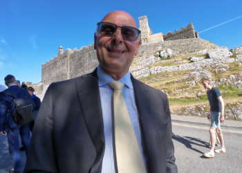 Francesco Di Lucia, Sindaco di Casalattico, ritratto davanti alla maestosa Rock of Cashel in una luminosa giornata d'estate irlandese, pochi istanti prima del suo intervento istituzionale al Cashel Cultural & Business Weekend 2026. Nato a Dublino e profondamente legato all'Irlanda, Di Lucia incarna il ponte storico tra la Ciociaria e l'isola di smeraldo, nel segno di una tradizione migratoria che da oltre un secolo unisce due comunità attraverso valori, memoria e amicizia.
