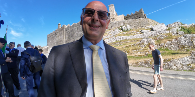 Francesco Di Lucia, Sindaco di Casalattico, ritratto davanti alla maestosa Rock of Cashel in una luminosa giornata d'estate irlandese, pochi istanti prima del suo intervento istituzionale al Cashel Cultural & Business Weekend 2026. Nato a Dublino e profondamente legato all'Irlanda, Di Lucia incarna il ponte storico tra la Ciociaria e l'isola di smeraldo, nel segno di una tradizione migratoria che da oltre un secolo unisce due comunità attraverso valori, memoria e amicizia.