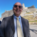 Francesco Di Lucia, Sindaco di Casalattico, ritratto davanti alla maestosa Rock of Cashel in una luminosa giornata d'estate irlandese, pochi istanti prima del suo intervento istituzionale al Cashel Cultural & Business Weekend 2026. Nato a Dublino e profondamente legato all'Irlanda, Di Lucia incarna il ponte storico tra la Ciociaria e l'isola di smeraldo, nel segno di una tradizione migratoria che da oltre un secolo unisce due comunità attraverso valori, memoria e amicizia.