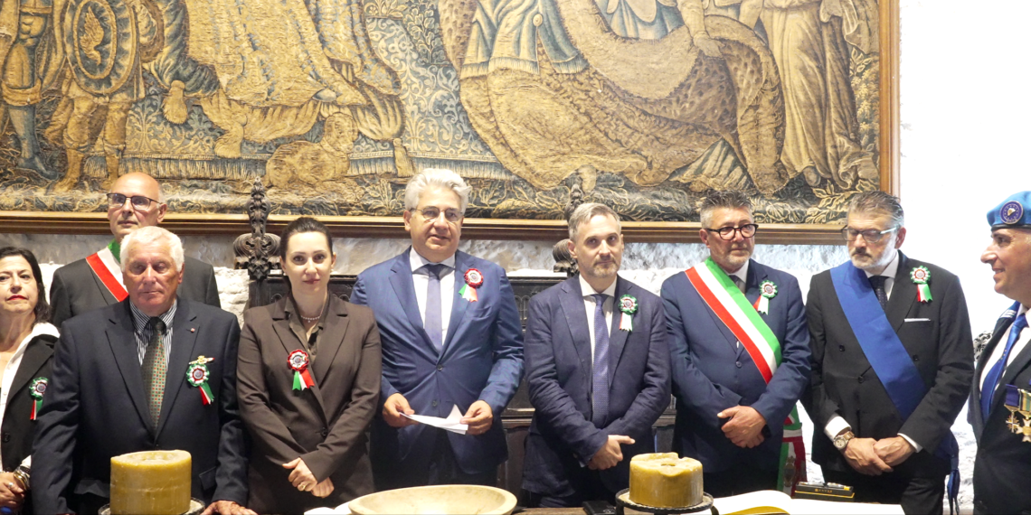 L'Ambasciatore d'Italia in Irlanda, Nicola Faganello, inaugura la presentazione del libro di Francesco Morelli nella Sala dei Vicari Corali della Rock of Cashel, dando il benvenuto alla delegazione italiana e alle autorità irlandesi in occasione del Cashel Cultural & Business Weekend 2026. Domenica 12 luglio 2026, Rock of Cashel, Contea di Tipperary.