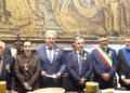 L'Ambasciatore d'Italia in Irlanda, Nicola Faganello, inaugura la presentazione del libro di Francesco Morelli nella Sala dei Vicari Corali della Rock of Cashel, dando il benvenuto alla delegazione italiana e alle autorità irlandesi in occasione del Cashel Cultural & Business Weekend 2026. Domenica 12 luglio 2026, Rock of Cashel, Contea di Tipperary.