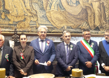 L'Ambasciatore d'Italia in Irlanda, Nicola Faganello, inaugura la presentazione del libro di Francesco Morelli nella Sala dei Vicari Corali della Rock of Cashel, dando il benvenuto alla delegazione italiana e alle autorità irlandesi in occasione del Cashel Cultural & Business Weekend 2026. Domenica 12 luglio 2026, Rock of Cashel, Contea di Tipperary.