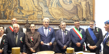 L'Ambasciatore d'Italia in Irlanda, Nicola Faganello, inaugura la presentazione del libro di Francesco Morelli nella Sala dei Vicari Corali della Rock of Cashel, dando il benvenuto alla delegazione italiana e alle autorità irlandesi in occasione del Cashel Cultural & Business Weekend 2026. Domenica 12 luglio 2026, Rock of Cashel, Contea di Tipperary.
