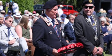 Francesco Morelli, presidente dell'Associazione Nazionale Carabinieri Irlanda e della Federazione Italiana dei Combattenti Alleati – Sezione Éire, durante la solenne deposizione della corona d'alloro in occasione della cerimonia commemorativa di Islandbridge dello scorso anno, presso gli Irish National War Memorial Gardens di Dublino.