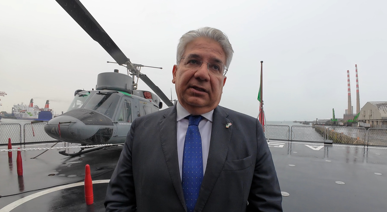 L’Ambasciatore d’Italia in Irlanda, Nicola Faganello, sul ponte di Nave Etna durante lo scalo nella capitale irlandese. Alle sue spalle l’elicottero della Marina Militare Italiana e, sullo sfondo, il porto di Dublino.