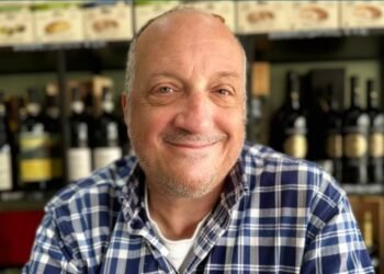 Daniele Napoleoni, artista e organizzatore culturale italiano a Dublino, incaricato da Irlandiani.com di realizzare l’opera “Ballerina e suonatore di pizzica” in occasione della presentazione della nuova lista per il COMITES Irlanda.