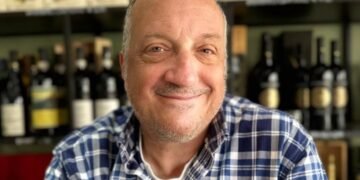 Daniele Napoleoni, artista e organizzatore culturale italiano a Dublino, incaricato da Irlandiani.com di realizzare l’opera “Ballerina e suonatore di pizzica” in occasione della presentazione della nuova lista per il COMITES Irlanda.