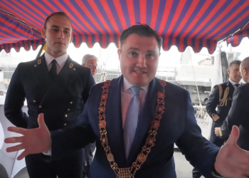 Daryl Barron, Lord Mayor di Dublino, sul ponte di volo di Nave Etna durante il ricevimento organizzato in occasione dello scalo dell’unità della Marina Militare Italiana nella capitale irlandese.