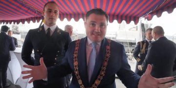 Daryl Barron, Lord Mayor di Dublino, sul ponte di volo di Nave Etna durante il ricevimento organizzato in occasione dello scalo dell’unità della Marina Militare Italiana nella capitale irlandese.