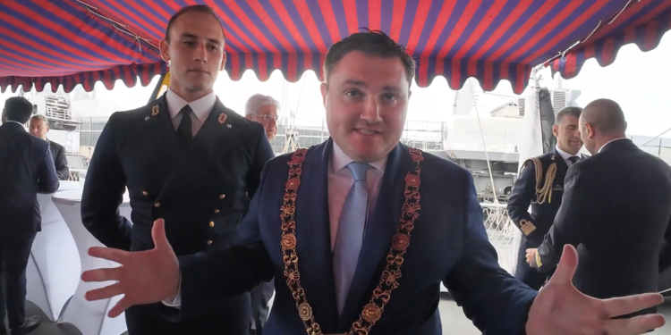 Daryl Barron, Lord Mayor di Dublino, sul ponte di volo di Nave Etna durante il ricevimento organizzato in occasione dello scalo dell’unità della Marina Militare Italiana nella capitale irlandese.