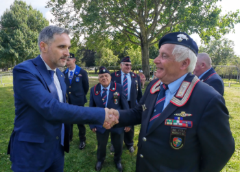 L’On. Simone Billi, deputato della Repubblica e Presidente del Comitato per gli Italiani nel Mondo, durante una sua recente visita in Irlanda, invitato da Irlandiani, stringe la mano a Francesco Morelli, Presidente dell’Associazione Nazionale Carabinieri – Sezione Irlanda. Un momento di incontro e dialogo tra rappresentanza istituzionale e realtà associative impegnate a favore della comunità italiana in Irlanda.