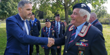 L’On. Simone Billi, deputato della Repubblica e Presidente del Comitato per gli Italiani nel Mondo, durante una sua recente visita in Irlanda, invitato da Irlandiani, stringe la mano a Francesco Morelli, Presidente dell’Associazione Nazionale Carabinieri – Sezione Irlanda. Un momento di incontro e dialogo tra rappresentanza istituzionale e realtà associative impegnate a favore della comunità italiana in Irlanda.
