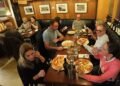 Italiani riuniti attorno a una pizza da Wallace’s Asti, a Dublino, durante un momento di convivialità e networking della comunità italiana in Irlanda. Un’occasione per incontrarsi, conoscersi e rafforzare nuove relazioni.