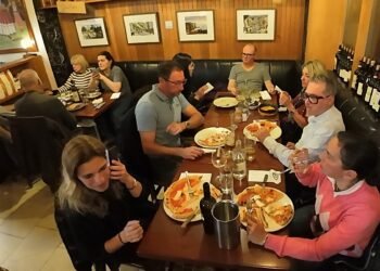 Italiani riuniti attorno a una pizza da Wallace’s Asti, a Dublino, durante un momento di convivialità e networking della comunità italiana in Irlanda. Un’occasione per incontrarsi, conoscersi e rafforzare nuove relazioni.