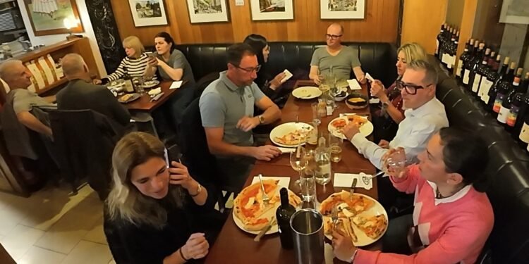 Italiani riuniti attorno a una pizza da Wallace’s Asti, a Dublino, durante un momento di convivialità e networking della comunità italiana in Irlanda. Un’occasione per incontrarsi, conoscersi e rafforzare nuove relazioni.