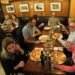 Italiani riuniti attorno a una pizza da Wallace’s Asti, a Dublino, durante un momento di convivialità e networking della comunità italiana in Irlanda. Un’occasione per incontrarsi, conoscersi e rafforzare nuove relazioni.