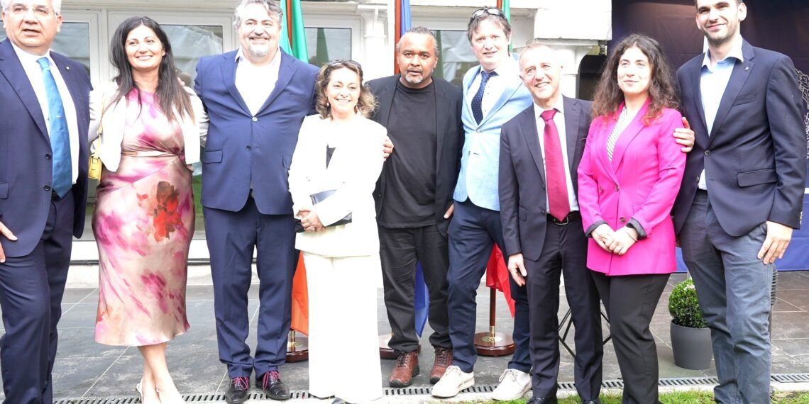 Alcuni Consiglieri del COMITES Irlanda insieme all’Ambasciatore d’Italia in Irlanda, Nicola Faganello, in occasione delle celebrazioni per la Festa della Repubblica Italiana del 2025.