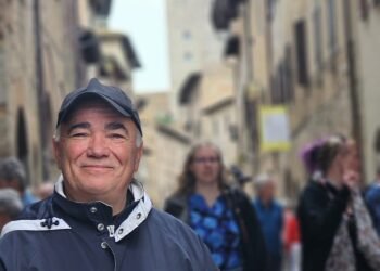 Gianfranco Locci, italiano residente in Irlanda dal 1997, interviene nel dibattito sul futuro del COMITES Irlanda, chiedendo maggiore comunicazione, apertura verso le nuove generazioni e un rapporto più diretto con la comunità italiana.
