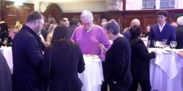 La sala della Thomas Prior Hall di Dublino durante la Settimana della Cucina Italiana nel Mondo, mentre gli ospiti degustano le prelibatezze proposte nel corso dell’evento, tra eccellenze gastronomiche italiane, tradizione e convivialità.