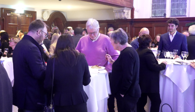 La sala della Thomas Prior Hall di Dublino durante la Settimana della Cucina Italiana nel Mondo, mentre gli ospiti degustano le prelibatezze proposte nel corso dell’evento, tra eccellenze gastronomiche italiane, tradizione e convivialità.