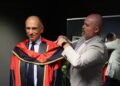 Enrico Letta durante la cerimonia di vestizione accademica, assistito da Simon Norton di Phelan Conan, prima del conferimento del Dottorato honoris causa alla Dublin City University.