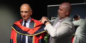 Enrico Letta durante la cerimonia di vestizione accademica, assistito da Simon Norton di Phelan Conan, prima del conferimento del Dottorato honoris causa alla Dublin City University.