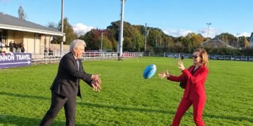 Al Navan Rugby Club, gli ambasciatori Nicola Faganello ed Elizabeth McCullough protagonisti di un incontro simbolico alla presenza della ministra degli Esteri irlandese Helen McEntee